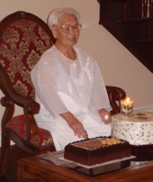 Grandma on her 96th birthday with Korean and American<br />
birthday cake Grandma on her 96th birthday with Korean and American birthday cake